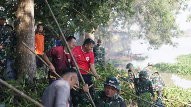 Pemkot Metro dan Kodim Bersinergi Bersihkan Dam Raman