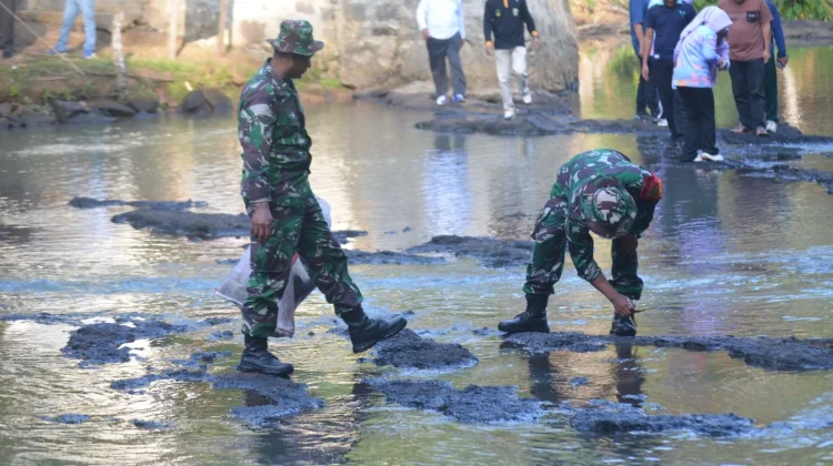 TNI, Polri, dan Warga Bersihkan Kawasan Wisata Curup Kereta
