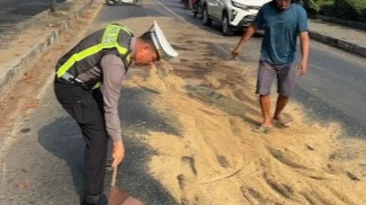 Polres Metro Bersihkan Tumpahan Solar di Jalan