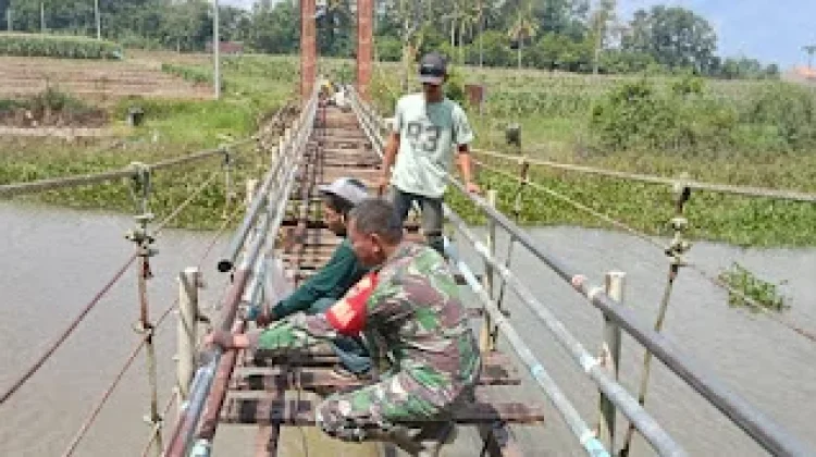 TNI dan Rakyat Bangun Jembatan Garuda