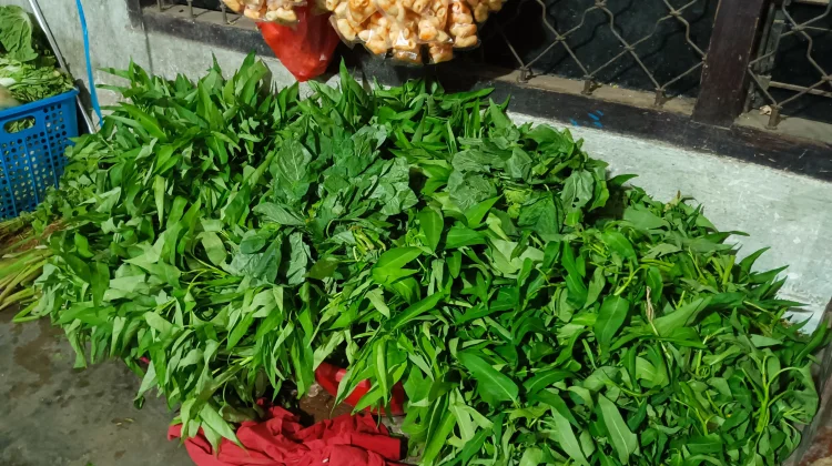 Pedagang Toko Sayuran Andalkan Kesegaran Produk untuk Menarik Pembeli