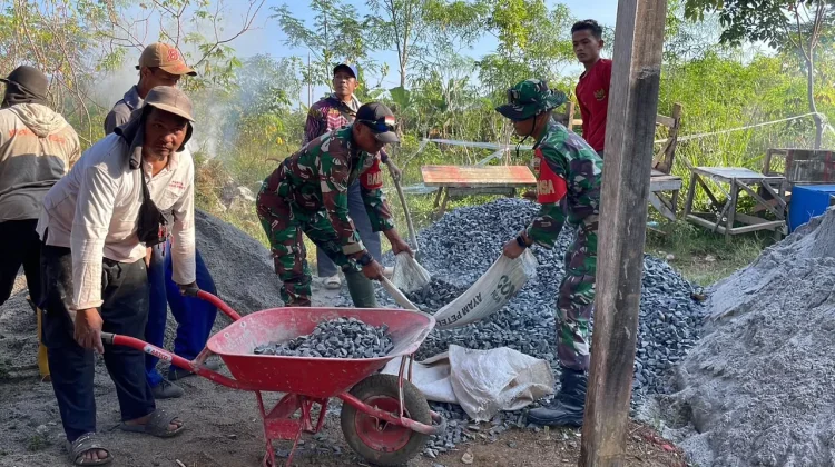 TNI dan Warga Gotong Royong Lewat Gerakan Indonesia Asri