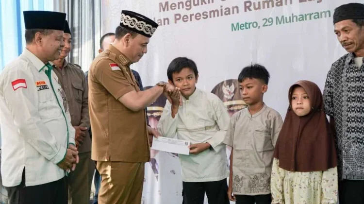 Wali Kota Metro Serahkan Kunci Rumah Baru