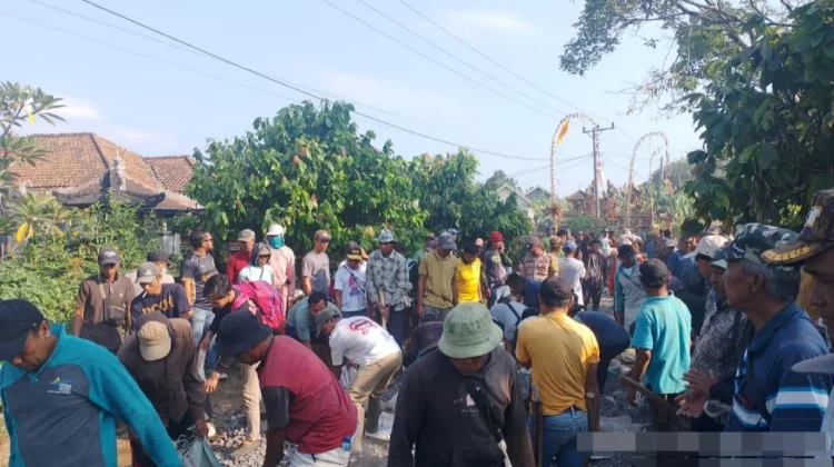 Warga Banjit Gotong Royong Perbaiki Jalan Poros Sepanjang 1,5 Km
