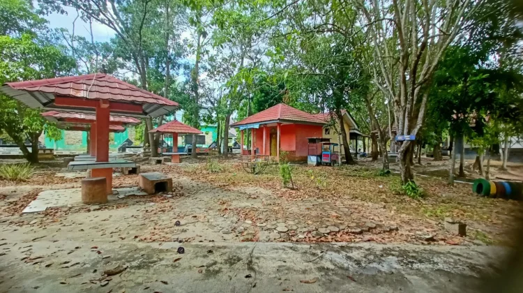 Taman Pelangi Way Kanan Tak Terawat, Warga Minta Dibenahi