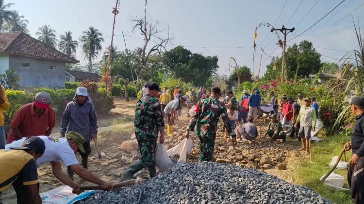 500 Personel dan Warga Perbaiki Jalan Rusak di Banjit