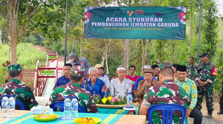 Warga dan TNI Syukuran Rampungnya Jembatan Perintis Garuda
