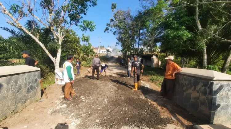 Warga Mekar Asri Gotong Royong Perbaiki Jalan dan Jembatan