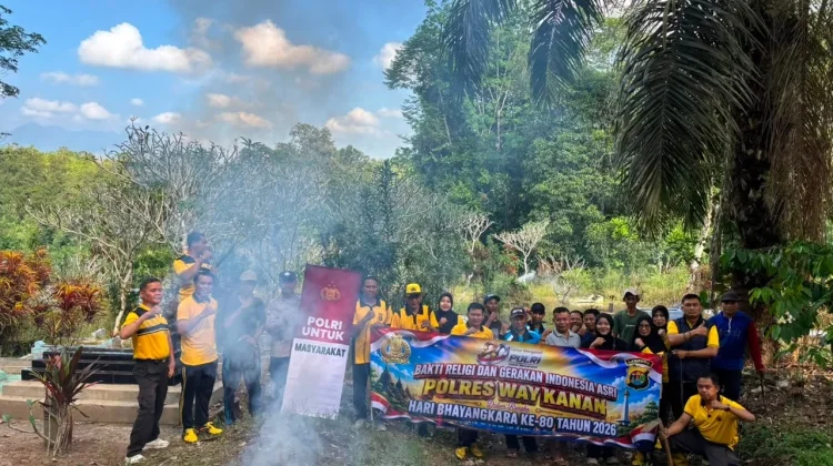 Polsek Baradatu dan Warga Bersihkan TPU Gedung Rejo
