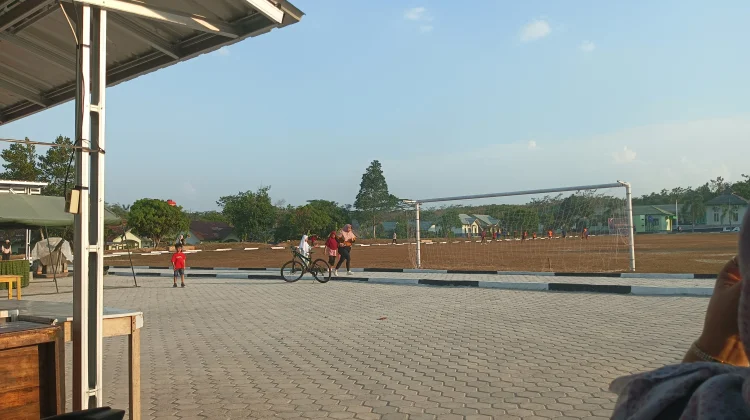 Warga Manfaatkan Lapangan sebagai Ruang Olahraga dan Rekreasi Sore