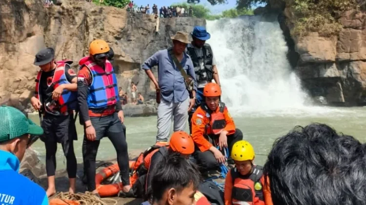 BPBD Way Kanan Lanjutkan Pencarian Remaja Tenggelam di Curup Sri rahayu