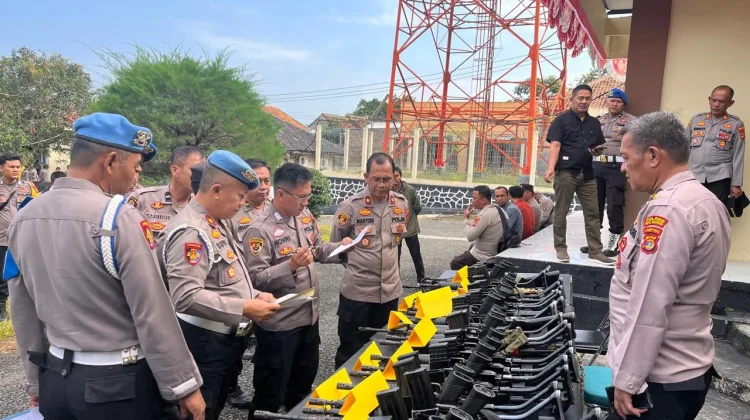 Bidpropam Polda Lampung Periksa Senpi Personel Polres Way Kanan