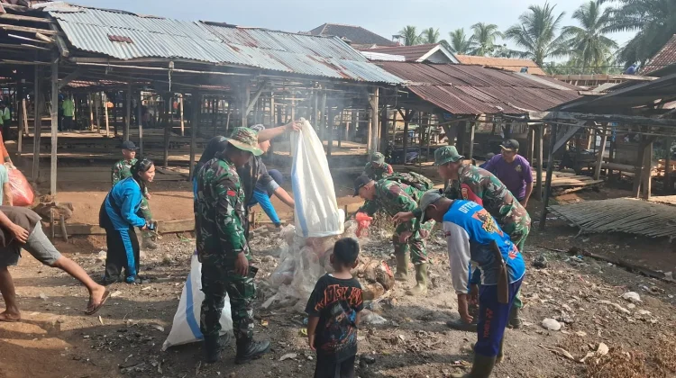 TNI dan Warga Gotong Royong di Kampung Lebak Peniangan