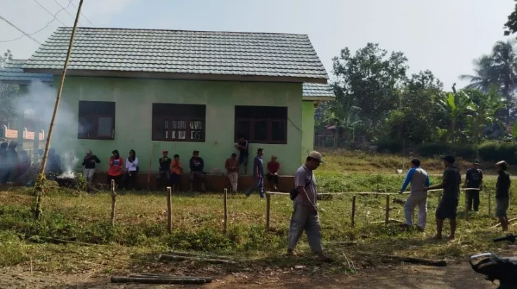Warga Kampung Kotaway Gotong Royong Bangun Pagar Posyandu