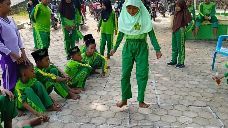 Permainan Tradisional Semarakkan Hari Anak di MIN 3 Way Kanan