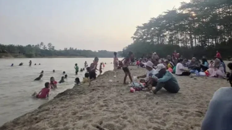 Pantai Pasir Putih Musiman Muncul di Sungai Way Kanan