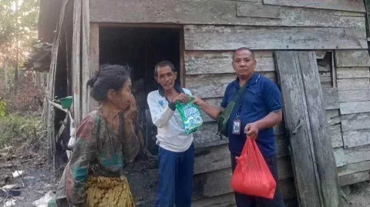 Kisah Dua Lansia Way Kanan Bertahan di Rumah Tak Layak Huni