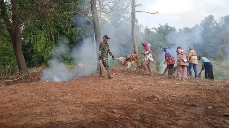 Sambut HUT RI, Babinsa dan Warga Gotong Royong