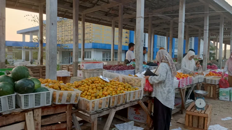 Pasar Tradisional Tetap Jadi Pilihan Warga Berbelanja Buah Segar