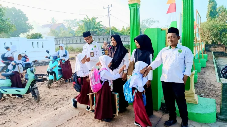 MIN 3 Way Kanan Biasakan Budaya 5S sejak Gerbang