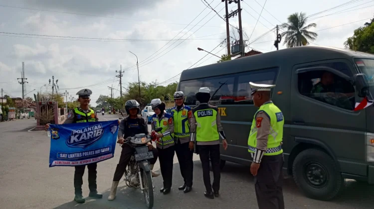 Sambut Hut RI Satlantas Polres Way Kanan Bagikan Bendera Merah Putih