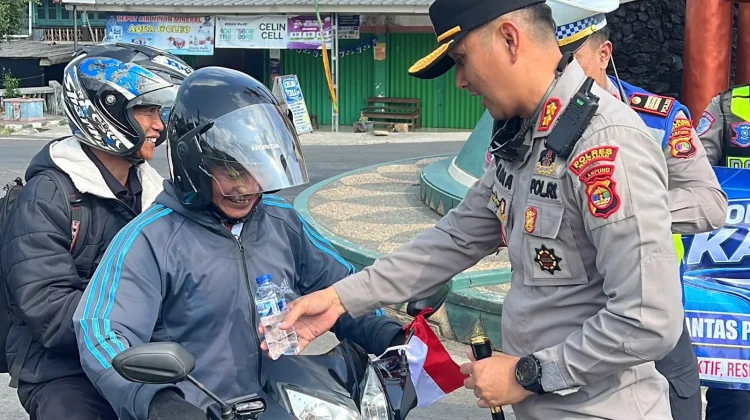Satlantas Polres Way Kanan Bagikan Bendera Merah Putih Gratis