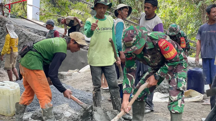 TNI dan Warga Kebut Pembangunan Jembatan di Gunung Labuhan