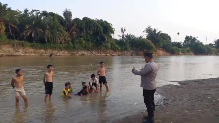 Polsek Negara Batin Imbau Warga Waspada saat Bermain dan Mandi di Sungai Karta Jaya