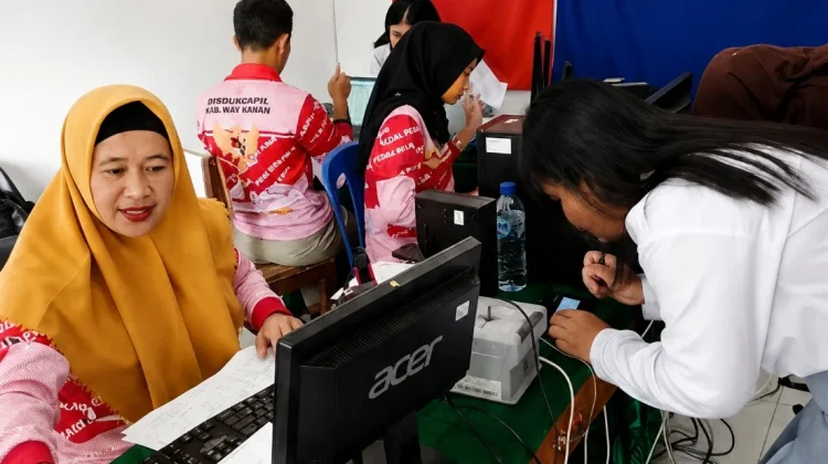 Disdukcapil Way Kanan Jemput Bola Rekam KTP-el di Sekolah