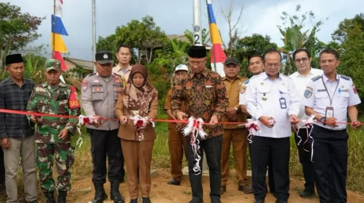 BPTD Lampung Pasang Penerangan Jalan di Lampung Barat
