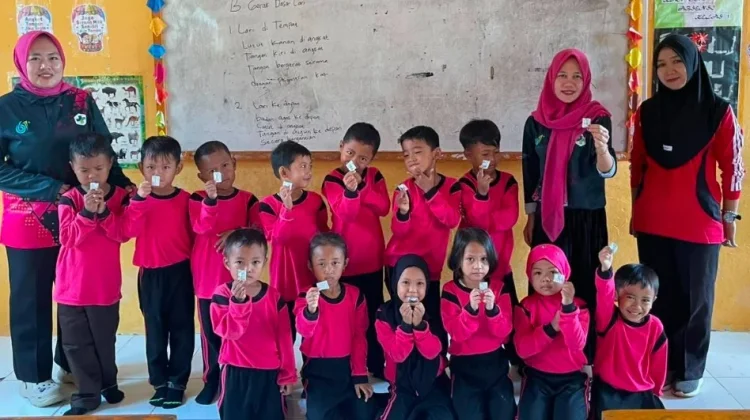 Puskesmas Negeri Agung Berikan Obat Cacing untuk Siswa SD