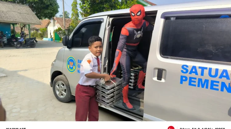 Distribusi MBG SPPG Way Tuba Hadirkan Spiderman