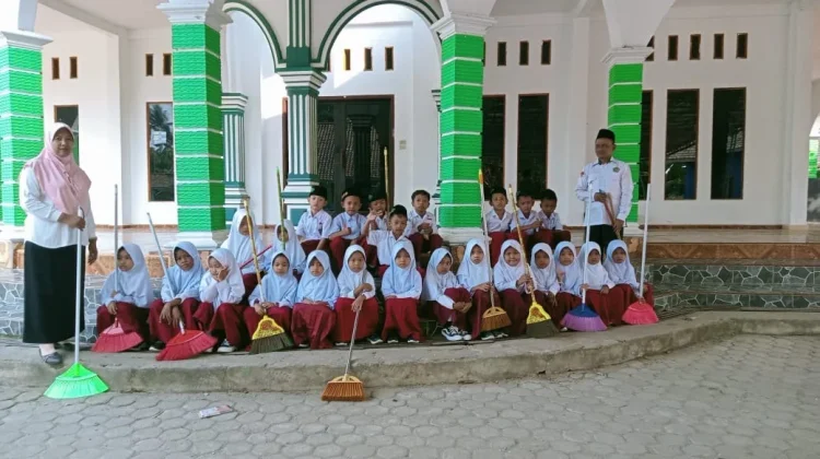 MIN 4 Way Kanan Gelar Gerakan Bersih-Bersih Masjid