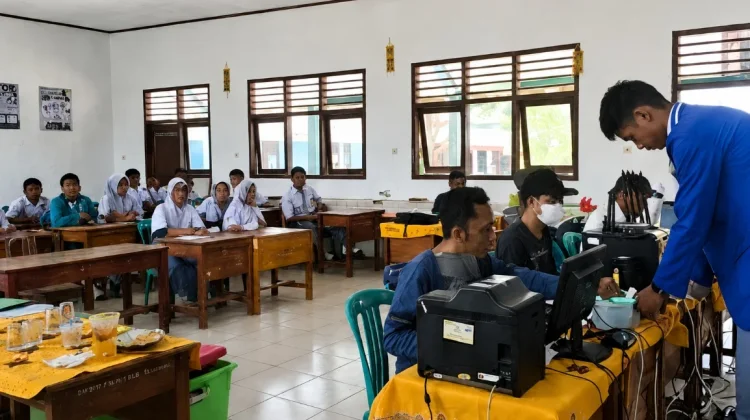 Disdukcapil Way Kanan Layani Perekaman KTP-el di SMA Beringin Ratu