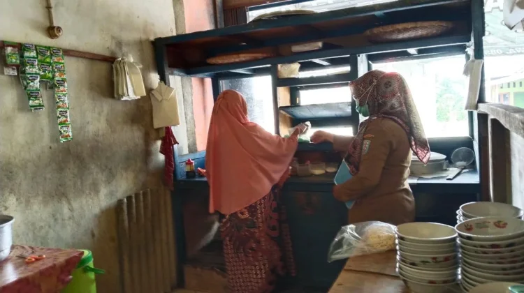 Puskesmas Way Tuba Periksa Higiene Mie Ayam Bakso Mantap 2