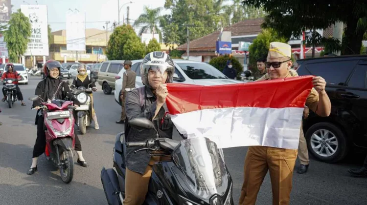 Pemkot Metro Bagikan Ratusan Bendera Merah Putih