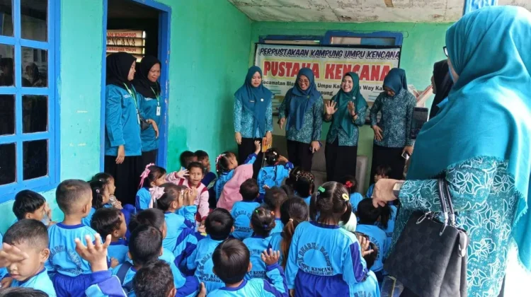 PKK Way Kanan Dorong Minat Baca Anak di Perpustakaan Kampung