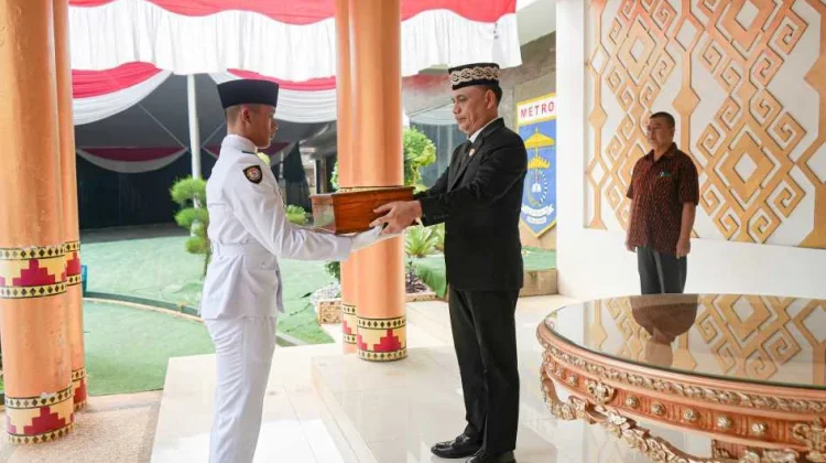 Wali Kota Metro Serahkan Duplikat Bendera