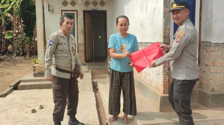 Polres Way Kanan Ajak Warga Kibarkan Bendera Merah Putih