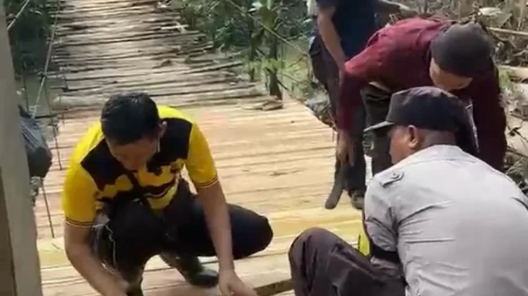 Polres Way Kanan dan Warga Perbaiki Jembatan Gantung