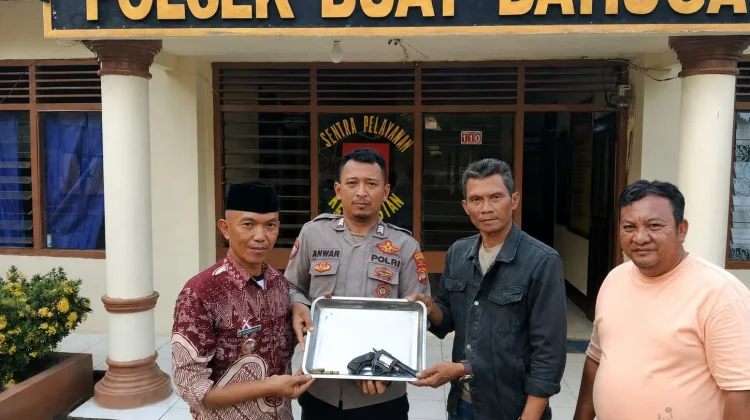 Warga Way Kanan Serahkan Senpi Rakitan dan Amunisi ke Polisi