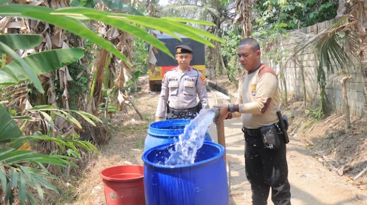 Polres Metro Salurkan Air Bersih Warga