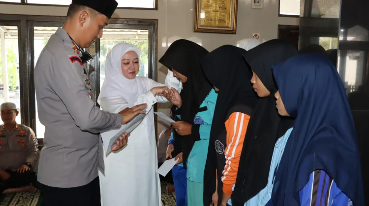 Polres Way Kanan Peringati Maulid Nabi dan Santuni Anak Yatim