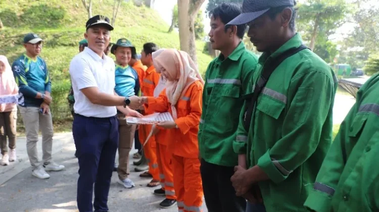 Sepuluh Tenaga Kebersihan Lampung Barat Terima Penghargaan