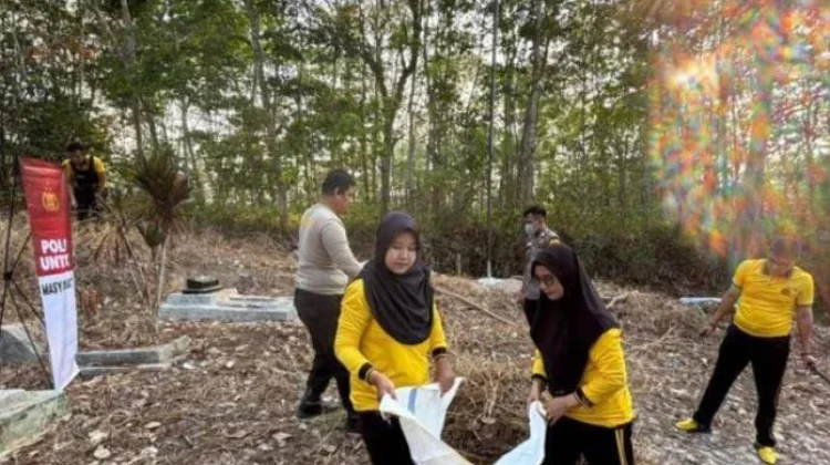 Polsek Baradatu Bersihkan TPU Bersama Warga