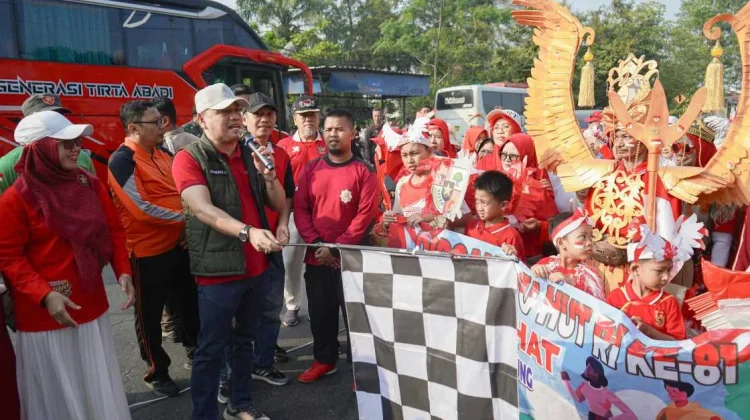 Warga Ganjar Agung Antusias Jalan Sehat