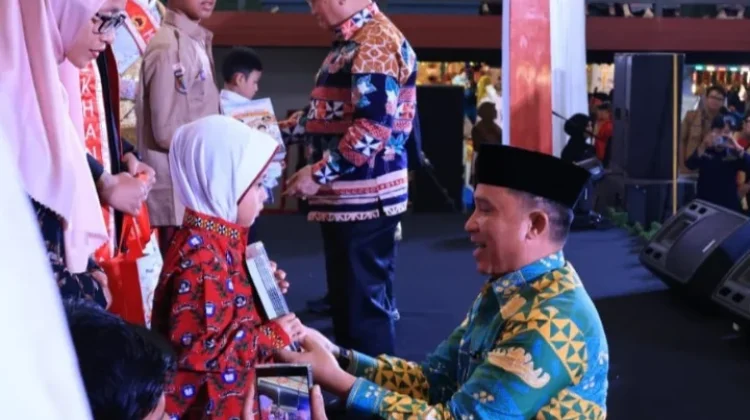 Pemkab Lambar Bagikan Seragam Sekolah Gratis ke Pelajar