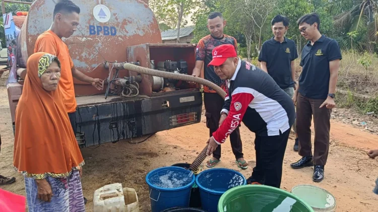 Warga Blambangan Umpu Dapat Bantuan Air Bersih