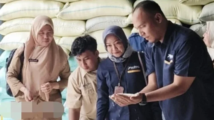 Pemkab Way Kanan Lakukan Pengecekan Beras Bantuan Pangan di Gudang Bulog