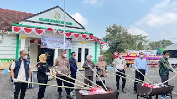 Kejari Way Kanan Musnahkan Barang Bukti 47 Perkara